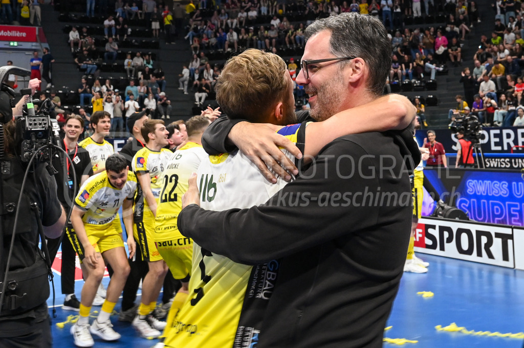 Zug United - HC Rychenberg - 25. April 2026 | Johan Larsson (#5 HC Rychenberg Winterthur) und Mario Kradolfer (Geschäftsführer HC Rychenberg) freuen sich über den ersten Schweizer Meistertitel des Vereins am L-UPL Superfinal-Spiel zwischen Zug United und HC Rychenberg am 25. April 2026 in der BCF Arena, Fribourg, Schweiz.Bild: Sportfotografie Markus Aeschimann | www.markus-aeschimann.ch - Realisiert mit Pictrs.com