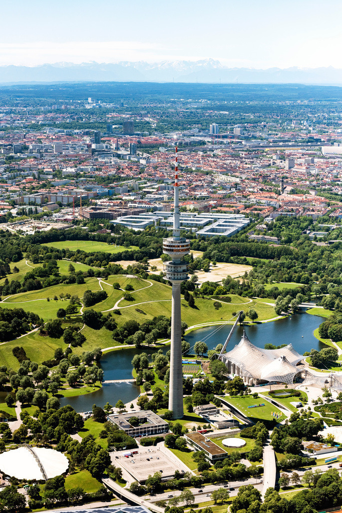 dr__0053673.jpg | MüNCHEN 12.06.2020 Fernmeldeturm- Bauwerk und Fernsehturm Olympiaturm im Olympiapark am Spiridon-Louis-Ring in München im Bundesland Bayern, Deutschland. Weiterführende Informationen bei: DFMG Deutsche Funkturm GmbH,  Olympiapark München GmbH. // Television Tower Olympiaturm in Olympiapark on Spiridon-Louis-Ring in Munich in the state Bavaria, Germany. Further information at: DFMG Deutsche Funkturm GmbH,  Olympiapark Muenchen GmbH. Foto: Daniel Reiter