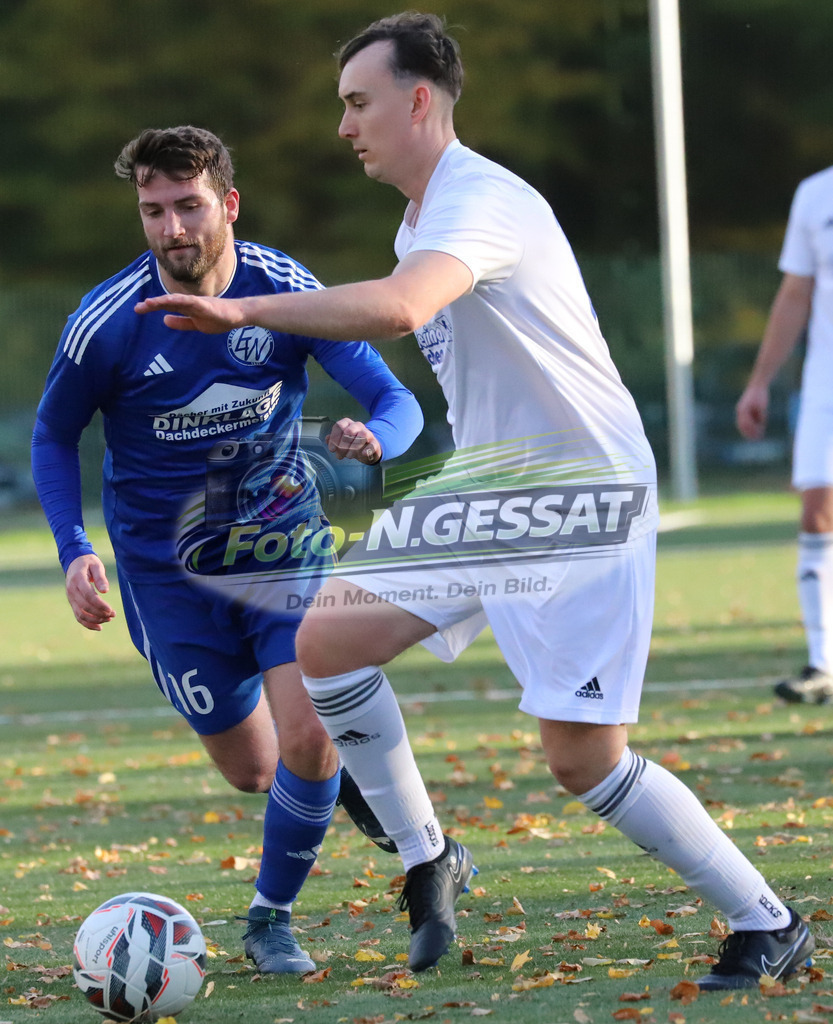 TuS Bruchmühlen - SV Enger-Westerenger | Auf dem Bild zu sehen: weiß TuS Bruchmühlen: Daniel Otto ; blau SV Enger-Westerenger: Danny Alves-ReiTuS Bruchmühlen, SV Enger-Westerenger, Saison 25/26, Kreisliga A, Bruchmühlen, Deutschland - Realisiert mit Pictrs.com