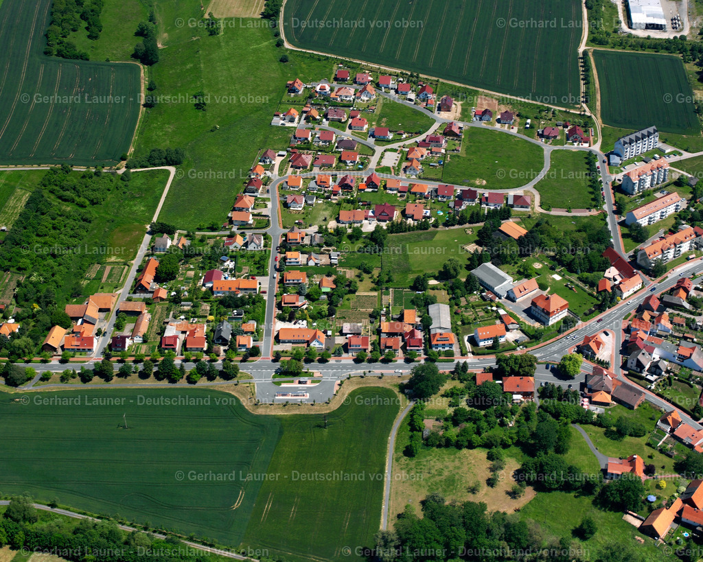 2634259 | TEISTUNGEN 09.06.2006 Landwirtschaftliche Nutzflächen und Feldgrenzen  umsäumen das Siedlungsgebiet des Dorfes in Teistungen im Bundesland Thüringen, Deutschland // Agricultural land and field boundaries surround the settlement area of the village  in Teistungen in the state Thuringia, Germany Foto: Gerhard Launer