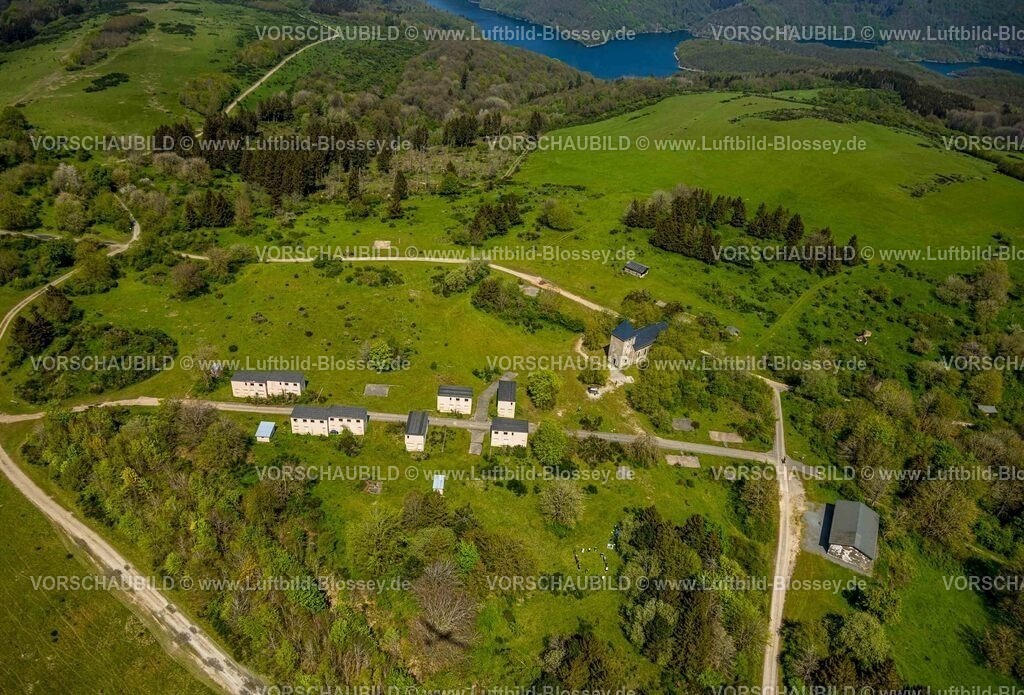Schleiden240502134DreibornerHochfläche | Luftbild, KIrche St. Rochus und Alte Schule Wüstung Wollseifen, verlassenes Dorf, Waldgebiet und Dreiborner Hochfläche Naturschutzgebiet NSG, hinten die Urfttalsperre, Wiesen und Felder, Nationalpark Eifel, Morsbach, Schleiden, Nordrhein-Westfalen, Deutschland