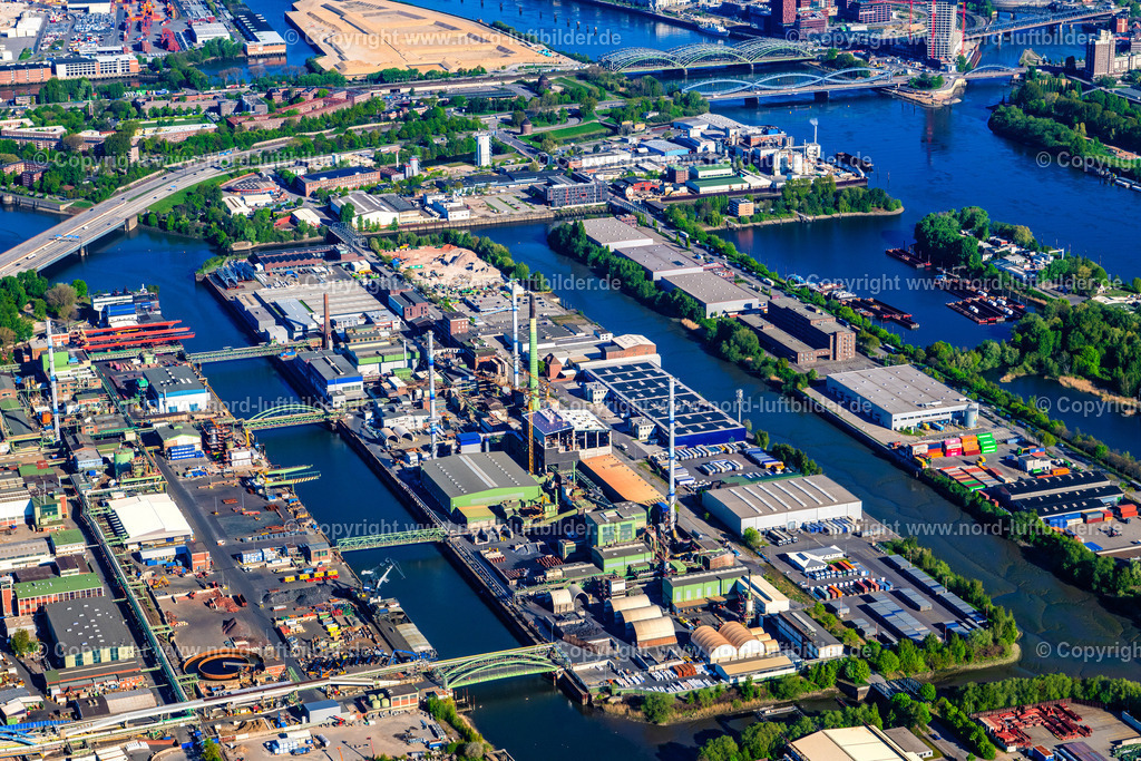 Hamburg_Veddel_Peute_ELS_0683270425 | HAMBURG 27.04.2025 Schiffs- Anlegestellen am Hafenbecken des Binnenhafen am Ufer der des Spreehafen im Ortsteil Kleiner Grasbrook in Hamburg, Deutschland. // Ship moorings at the inland harbor basin on the banks of the of Spreehafen in the district Kleiner Grasbrook in Hamburg, Germany. Foto: Martin Elsen