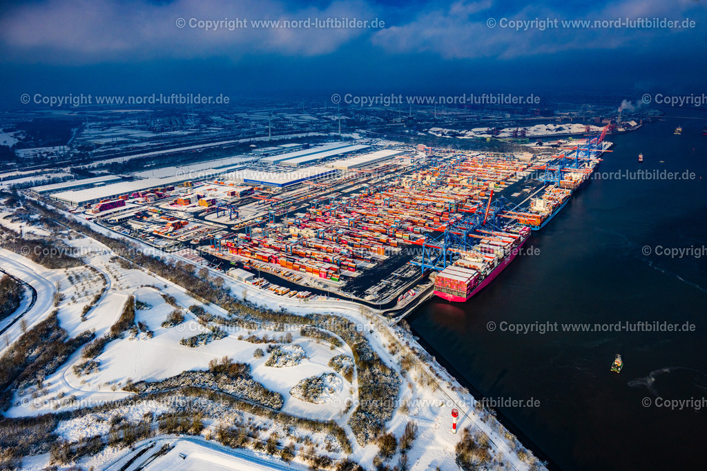 Hamburg_Altenwerder_Containerterminal_Winter_Schnee_ELS_3322050126 | HAMBURG 05.01.2026 Winterlich schneebedeckte Containerterminal HHLA Container Terminal Altenwerder (CTA) am Ufer der Elbe im Stadtteil Altenwerder in Hamburg. Weiterführende Informationen bei: Hafen Hamburg Marketing e.V. (HHM). // Wintry snowy container Terminal HHLA Container Terminal Altenwerder (CTA) on the Elbe riverbank in the Altenwerder part of Hamburg in Germany. Further information at: Hafen Hamburg Marketing e.V. (HHM). Foto: Martin Elsen