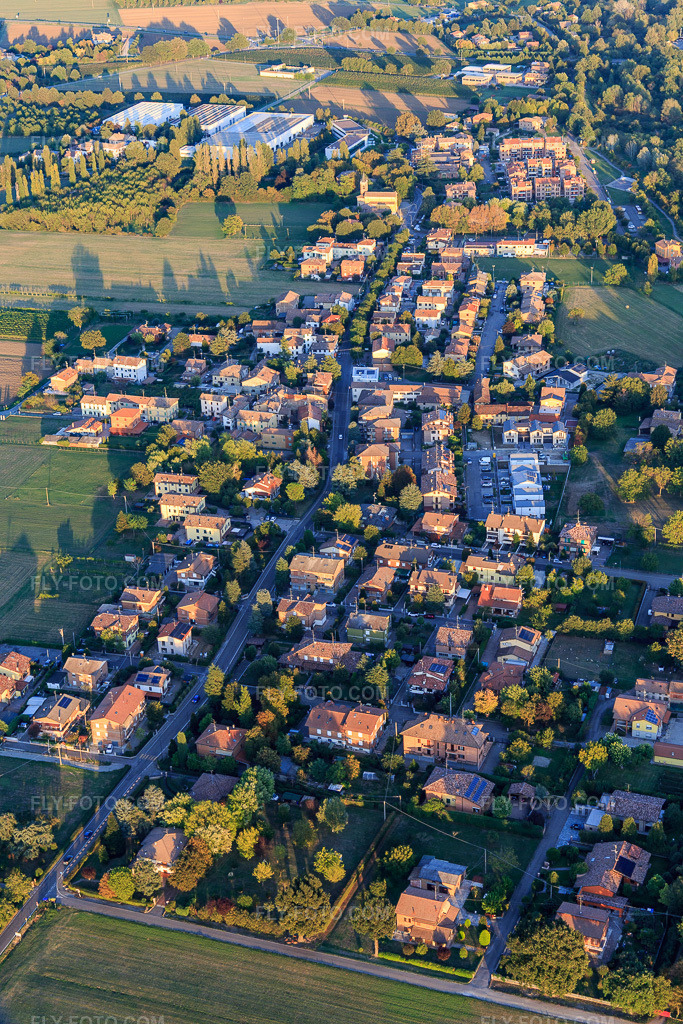 Aerial view: Via Brugnoletta from the west in the district Fellegara in Scandiano in the state Reggio Emilia, Italy.Photo: IMG_134747.jpg taken on 09/19/2022 by Werner Riehm/FLY-FOTO.comResolution of the original: 3648 x 5472 px