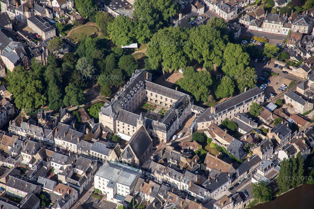 Aerial view: Town Hall of the Municipal Administration Mairie in Vendôme in Vendôme in the state Loir et Cher, France.Photo: IMG_081078.jpg taken on 06/19/2015 by Werner Riehm/FLY-FOTO.comResolution of the original: 5472 x 3648 px