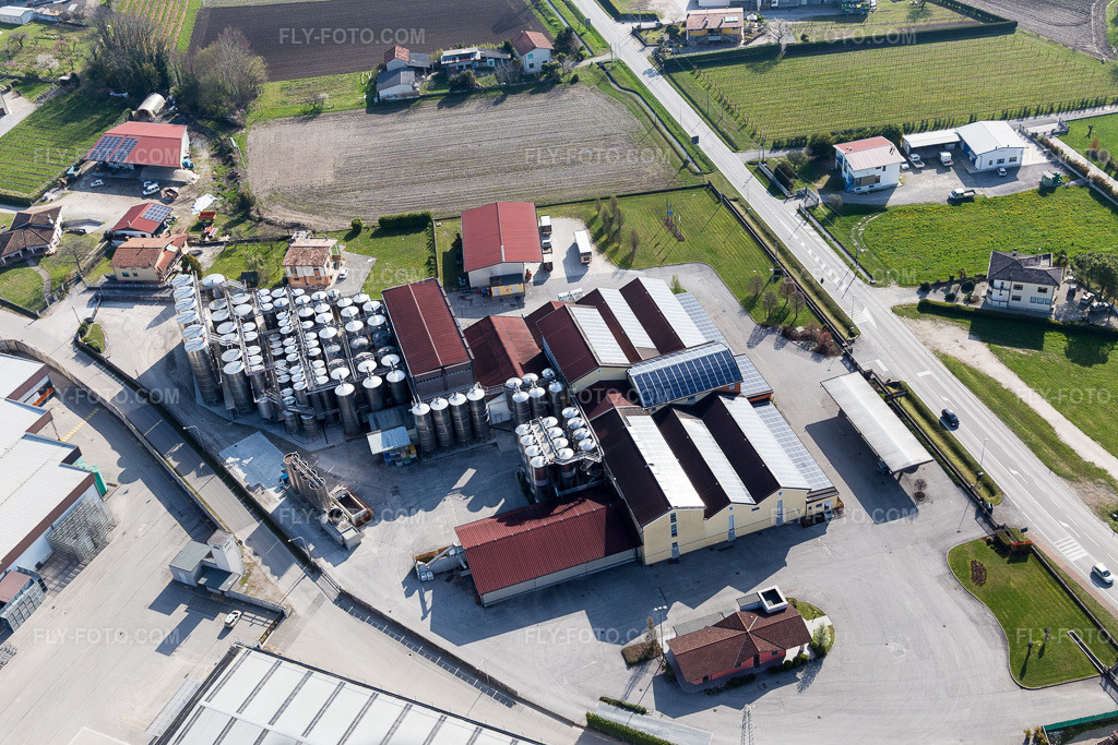 Aerial view: View of the town in Rauscedo-Domanins in the state Friuli Venezia Giulia, Italy. – Photo: IMG_105764.jpg taken on 04/08/2018 by Werner Riehm/FLY-FOTO.com – Resolution of the original: 5472 x 3648 px