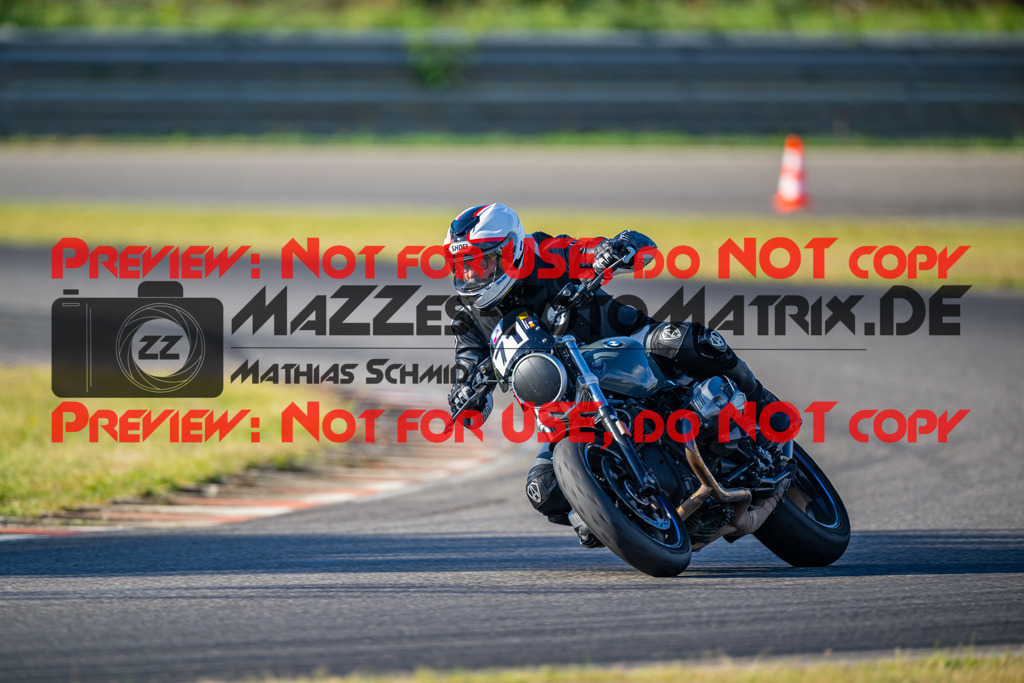 MaZZes-Fotomatrix-20260918-702841 | GELB