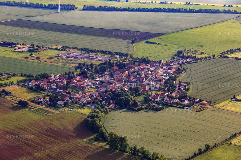 Luftbild: Ortsansicht von Südwesten im Ortsteil Hochheim in Nessetal im Bundesland Thüringen in Deutschland. Foto: IMG_007642.jpg vom 15.06.2021 durch Werner Riehm/FLY-FOTO.de