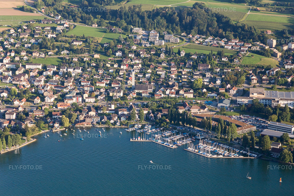 Luftbild: Yachthafen mit Sportboot- Anlegestellen und Bootsliegeplätzen am Uferbereich des Bodensee in Steckborn im Bundesland Thurgau in Schweiz. Foto: IMG_094338.jpg vom 27.08.2016 durch Werner Riehm/FLY-FOTO.de