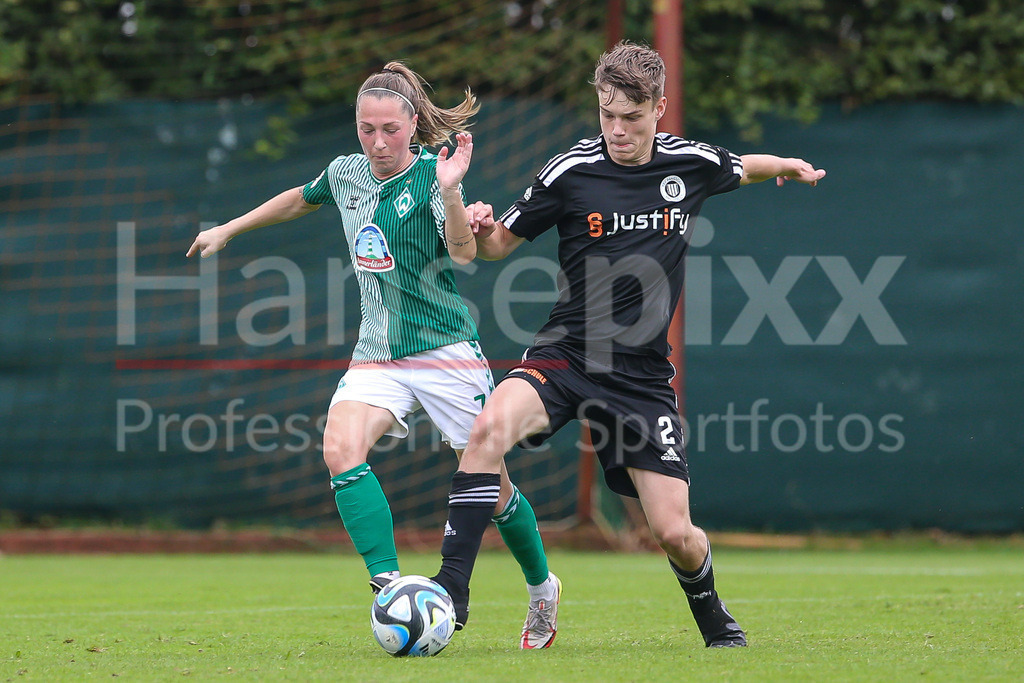 Fussball, Testspiel Frauen, SV Werder Bremen - TSV Pansdorf (U 19-Junioren) | v.li.: Lisa Josten (SV Werder Bremen, 7) und Jonas Langner (TSV Pansdorf U 19, 2) im Zweikampf, Duell, Dynamik, Aktion, Action, Spielszene