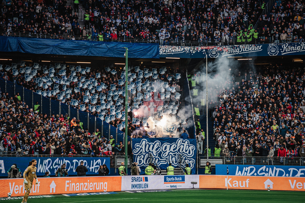 Fußball | Männer | Saison 2025/2026 | 1. Fußball-Bundesliga | 31. Spieltag | Hamburger SV vs. TSG Hoffenheim | 25.04.2026 | Pyrotechnik im Auswärtsblock der Hoffenheim Fans