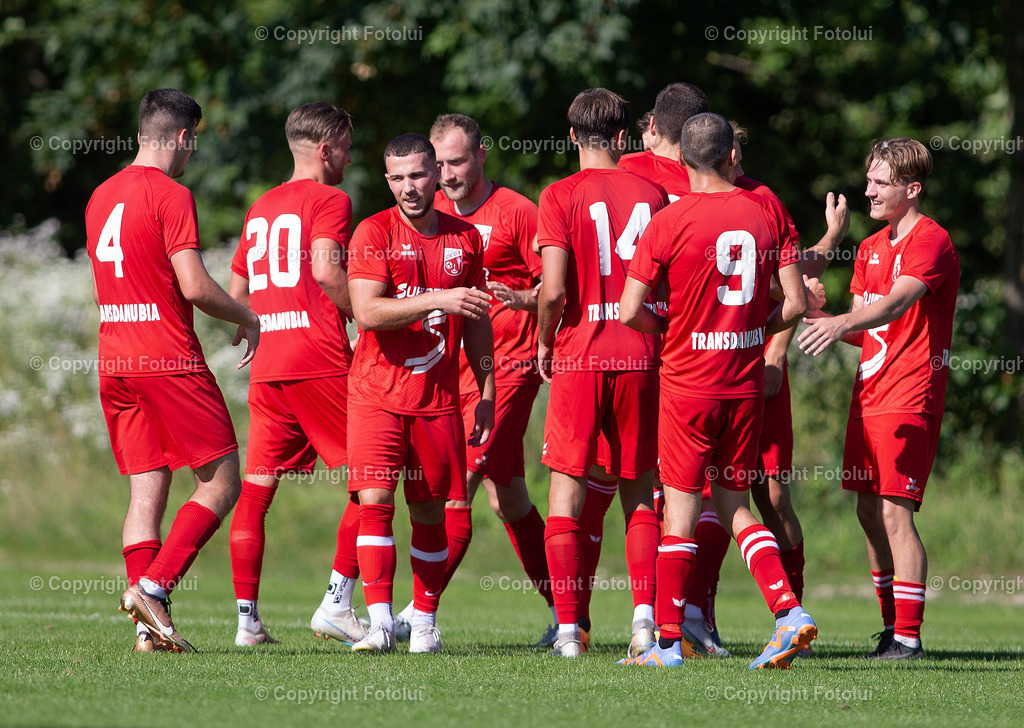 A_LUI120823_28 | SPORT,FUSSBALL,LL. OST ASKOE OEDT 1B-ASKOE DONAU LINZ 12.08.2023 IM BILD:DIE SPIELER VON ASKOE OEDT 1B JUBELN UEBER DEN TREFFER ZUM 3:1 FOTO:FOTOLUI