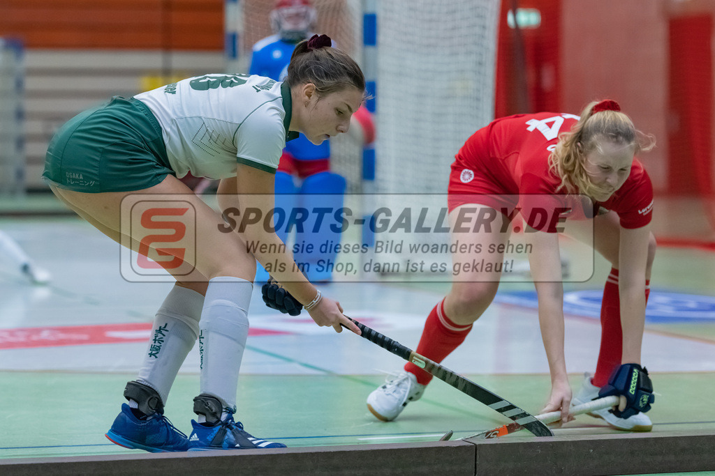 HK_20230108_102601 | 1. Bundesliga ( Halle ) Damen Crefelder HTC - Uhlenhorst Mülheim am 8.1.2023 Crefelder HTC  ( CHTC ), Krefeld , Lynn Neuheuser ( Uhlenhorst Mülheim #28 ) , Küskes Anna ( Crefelder HTC #44 )