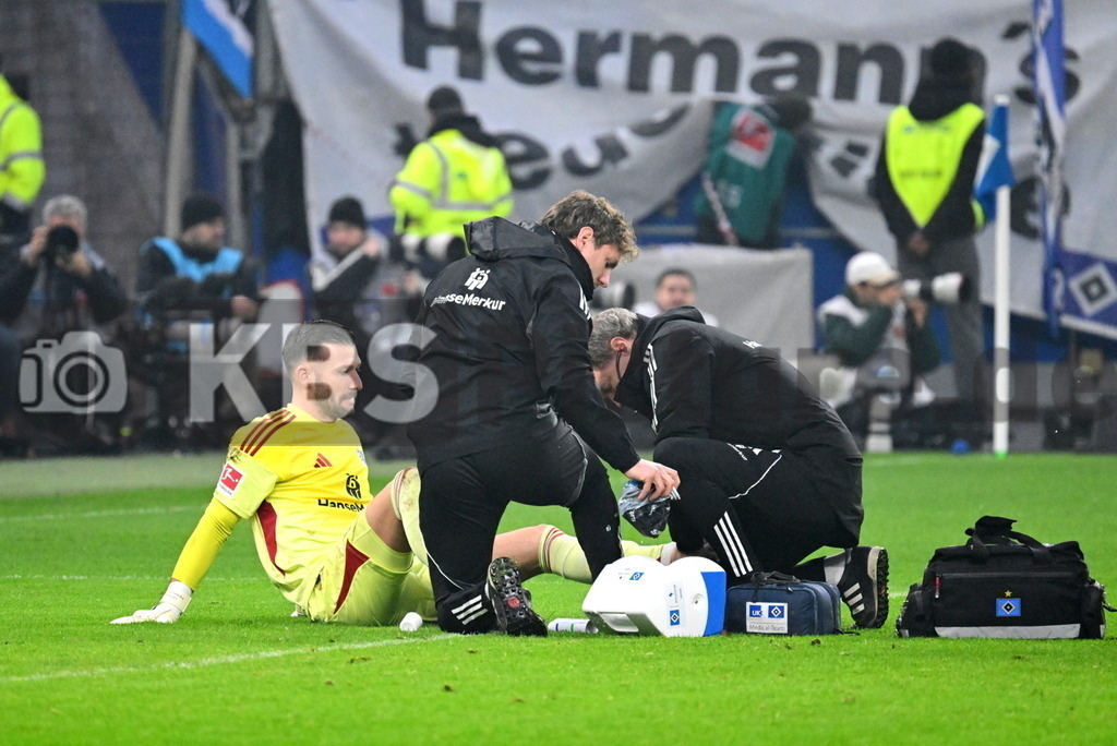 KBS Picture_HSV-WerderBremen_040 | v.l. Heuer Fernandes Daniel (HSV) wird behandelt von Dr. Schillings Wolfgang Teamarzt (HSV) und Physio ,Sportplatz :  Volksparkstadion, - Realisiert mit Pictrs.com