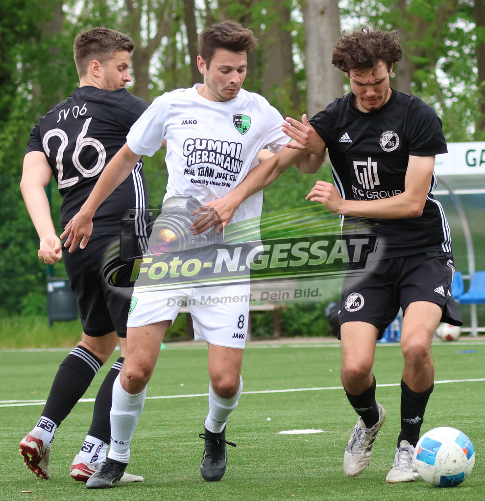 SC Bünde - SV Oetinghausen | Auf dem Bild zu sehen: weiß SC Bünde: Mario Siekmann ; schwarz SV Oetinghausen v.l.: Lasse Kasch, Julien HammerSC Bünde, SV Oetinghausen, Saison 25/26, Bezirksliga, Hunnebrock, Deutschland - Realisiert mit Pictrs.com