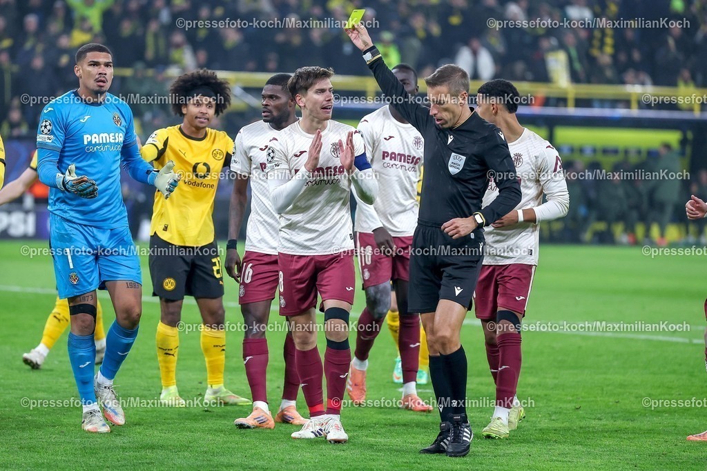 UCL25112502164 | 25.11.2025, Fußball, UEFA Champions League, Borussia Dortmund - FC Villarreal, BVB Stadion, 5. Spieltag, Saison 2025 2026: Schiedsrichter Davide Massa verteilt eine Gelbe Karte an Juan Foyth (FC Villarreal #08)  Regulations prohibit any use of photographs as image sequences and or quasi-video.