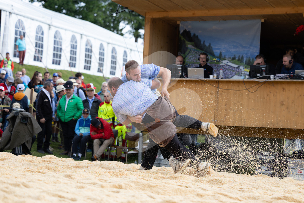 Rigi2025_1029 | Die Schwinger des Schwyzer Kantonalen Schwingerverbandes: Fotos, die Dynamik und Leidenschaft festhalten, sowie emotionale Momente aus dem traditionellen Schwingsport zeigen. - Realisiert mit Pictrs.com
