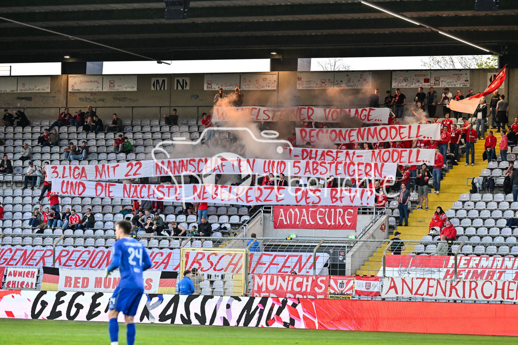 FC Bayern Amateure - TSV Aubstadt | MÜNCHEN, GERMANY - 24. APRIL: Fans der Bayern zünden Pyrotechnik / Pyro / Rauch / Symbolbild während dem Match zwischen den Amateuren des FC Bayern und dem TSV Aubstadt am 31. Spieltag der Regionalliga Bayern im Grünwalder Stadion