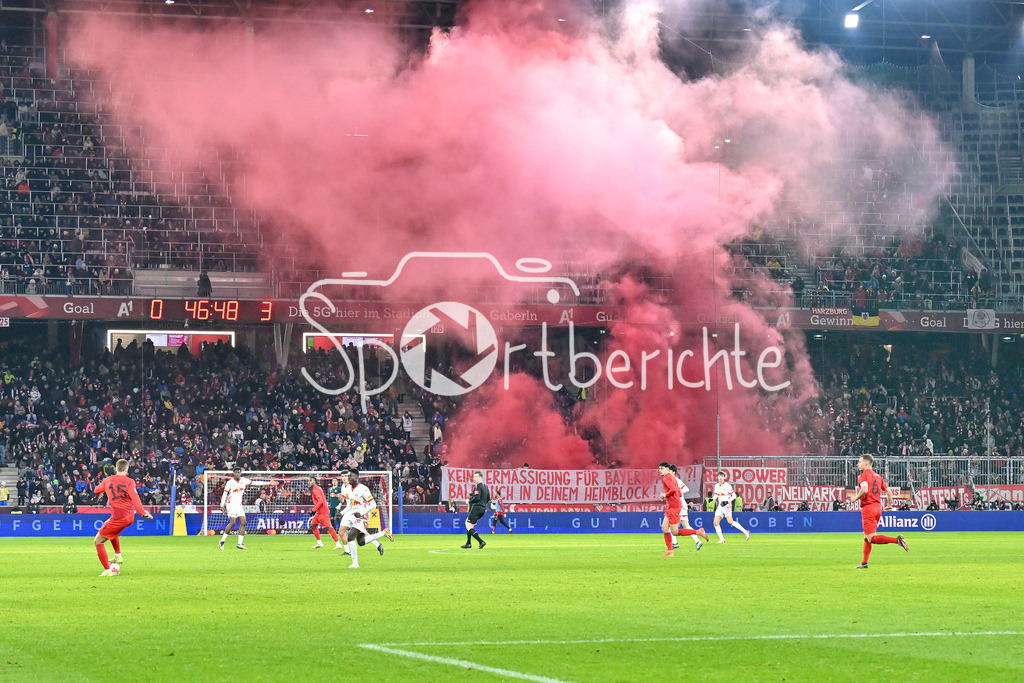 RB Salzburg - FC Bayern München | Die Fans des FC Bayern zuenden Pyrotechnik zu beginn der zweiten Halbzeit / Pyro / Spruchband / Ultras / Testspiel: RB Salzburg - FC Bayern Muenchen, Red Bull Arena am 06.01.2025