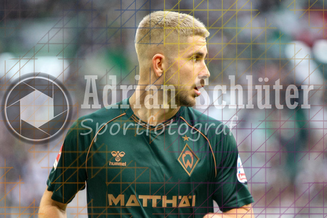 Borussia Mönchengladbach vs SV Werder Bremen - Bundesliga  | Mönchengladbach, Deutschland, 14.09.25:   Romano Schmid (SV Werder Bremen) schaut waehrend des Spiels der Bundesliga zwischen Borussia Mönchengladbach vs SV Werder Bremen im Stadion im Borussia Park(Foto von Brauer-Fotoagentur / Adrian Schlueter)