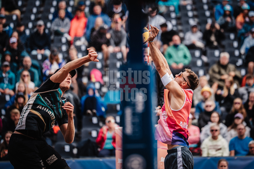 Beachvolleyball | Männer | Deutsche Meisterschaften 2025 Timmendorfer Strand | 05.09.2025 | v.l. Max Just wird geblockt von Jonas Sagstetter