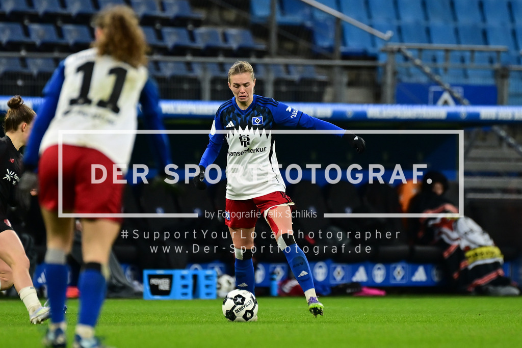 Fußball I Frauen I Saison 2025-2026 I DFB-Pokal I Achtelfinale I Hamburger SV - Bayer 04 Leverkusen I 16102 | Annalena Carolina Wucher (15, Hamburger SV) - Realized with Pictrs.com
