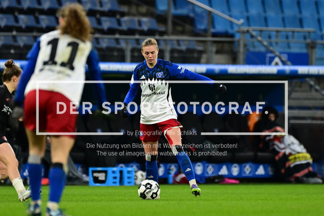 Fußball I Frauen I Saison 2025-2026 I DFB-Pokal I Achtelfinale I Hamburger SV - Bayer 04 Leverkusen I 16102 | Annalena Carolina Wucher (15, Hamburger SV) - Realisiert mit Pictrs.com