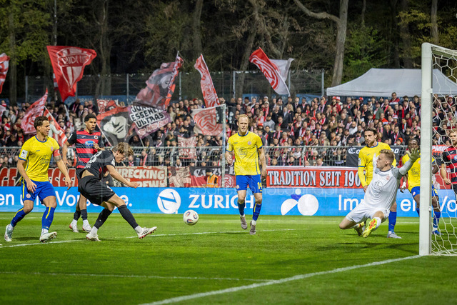 Third Division, FC Viktoria Köln vs Rot-Weiss Essen, 22.03.2026 | KÖLN, GERMANY - MARCH 22: Tim Kloss (Viktoria Köln, 18) celebrates scoring his team's first goal with teammates  during the third division match on gameday 30 between FC Viktoria Köln vs Rot-Weiss Essen at Sportpark Höhenberg on March 22, 2026 in Köln, Germany. DFL REGULATIONS PROHIBIT ANY USE OF PHOTOGRAPHS AS IMAGE SEQUENCES AND/OR QUASI-VIDEO.