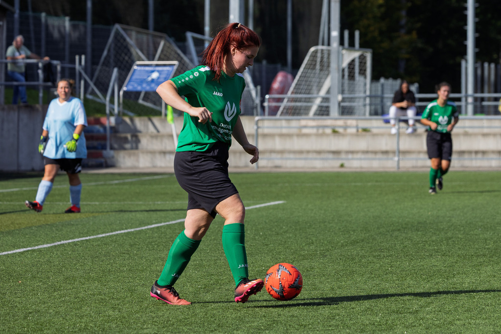 FCHSTE_250921_0987 | 1.FC Heidenheim 1846 II vs. TV Steinheim, Fußball, Frauen, Bezirksliga, 2025/2026, 2.Spieltag, 21.09.2025 in Heidenheim, Kunstrasen b. Voith-Arena West(Foto: Michael Bulling) - Realisiert mit Pictrs.com