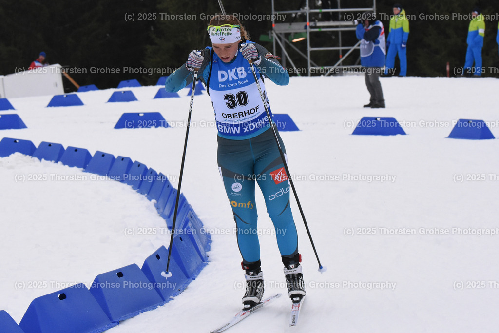 IBU WC Biathlon Oberhof 2018 | BESCOND Anais (FRA) in der Strafrunde; IBU WC Biathlon Oberhof 2018, 7.5 km Sprint Frauen am 04.01.2018 in der DKB Ski Arena in Oberhof, (Deutschland) - Realisiert mit Pictrs.com