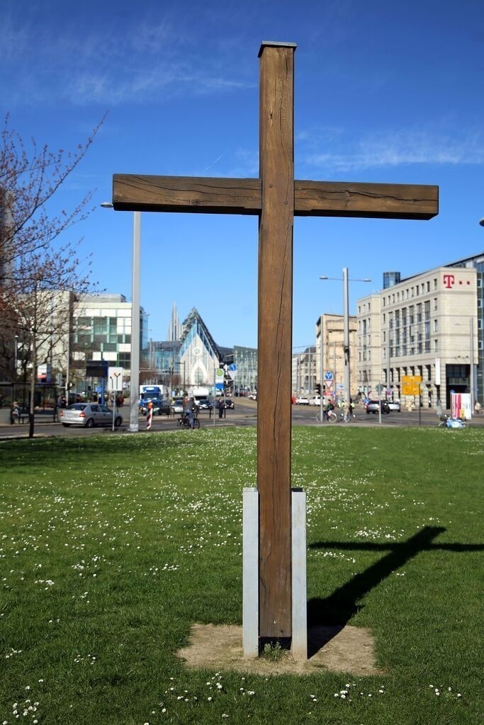 Foto: Leipzig - Erinnerungskreuz an die Johanniskirche | Das Team hinter BILDLEXIKON LEIPZIG bündelt historische wie aktuelle Informationen über die Stadt Leipzig in Text und Bild auf einer Plattform und stellt diese der interessierten Öffentlichkeit zur Verfügung.