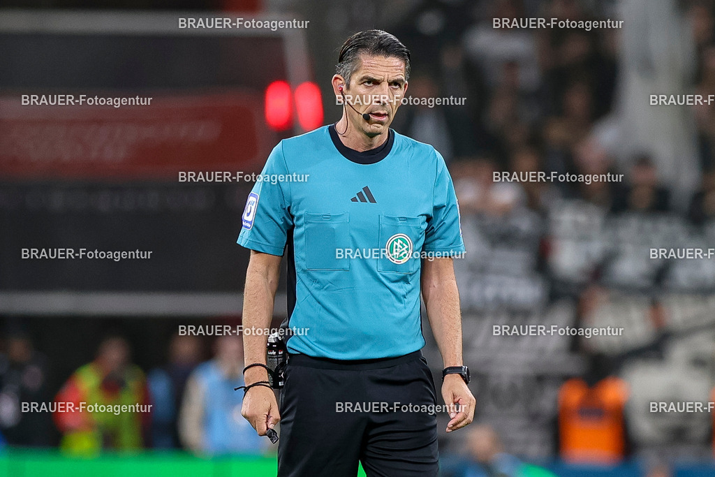 Bayer 04 Leverkusen vs Eintracht Frankfurt - Bundesliga  | Leverkusen, Deutschland, 12.09.25:   Schiedsrichter Deniz Aytekin schaut waehrend des Spiels der Bundesliga zwischen  Bayer 04 Leverkusen vs Eintracht Frankfurt in der BayArena(Foto von Brauer-Fotoagentur / Adrian Schlueter)