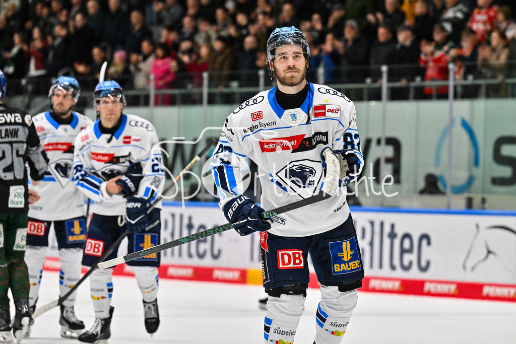 Augsburger Panther - ERC Ingolstadt | Die Spieler der Gäste bedanken sich bei den mitgereisten Fans beim match zwischen den Augsburger Panthern und dem ERC Ingolstadt am 13. Spieltag der Penny DEL im Curt Frenzel Stadion am 23.10.2025 / Samir KHARBOUTILI (ERC Ingolstadt 83)