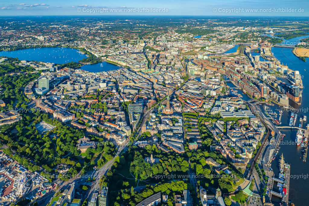 Hamburg_Mitte_ELS_2446210823 | HAMBURG 20.08.2023 Stadtzentrum im Innenstadtbereich am Ufer der Alster im Ortsteil Altstadt in Hamburg, Deutschland. // The city center in the downtown area on lake side of Alster in the district Altstadt in Hamburg, Germany. Foto: Martin Elsen