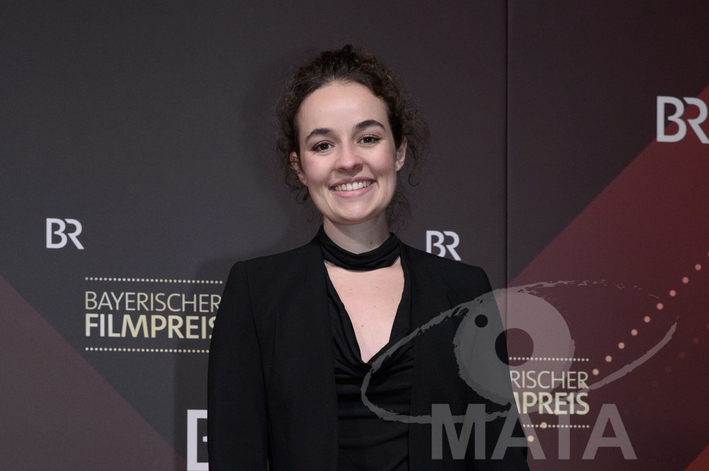 _DWI4675-3 | Raffaela Kraus (deutsche Schauspielerin und DrehbuchautorIn) auf dem roten Teppich  bei der Verleihung des 47. Bayerischen Filmpreises 2026  im Prinzregententheater. München, Deutschland. Der Bayerische Filmpreis wird seit 1979 von der Bayerischen Staatsregierung verliehen, um die Bedeutung des Kinofilms als Kulturgut herauszustellen - Realisiert mit Pictrs.com