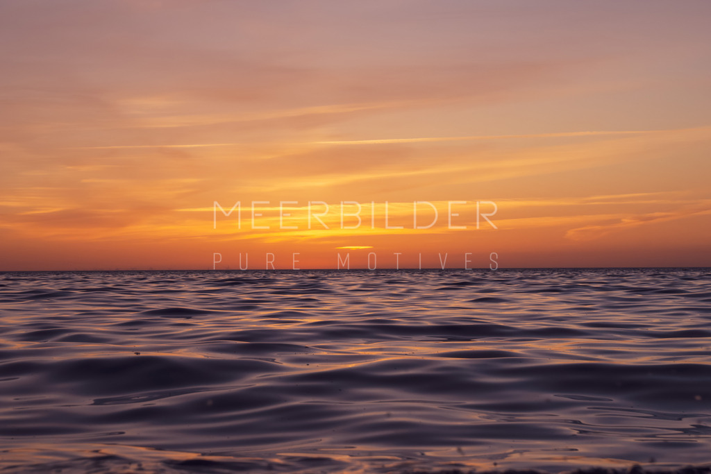 Fotoserie: Sunset & Splash // Sonnenuntergang am Meer | Die Farben des Sonnenuntergangs erwecken die Sinne und schaffen eine Atmosphäre der Ruhe und Besinnung. In meiner neuen Serie "Sunset & Splash" lade ich Sie ein, gemeinsam mit mir den Zauber dieser besonderen Momente am Meer zu entdecken. Erleben Sie, wie das Licht sanft über die Wellen tanzt und jeder Augenblick zum Träumen anregt.