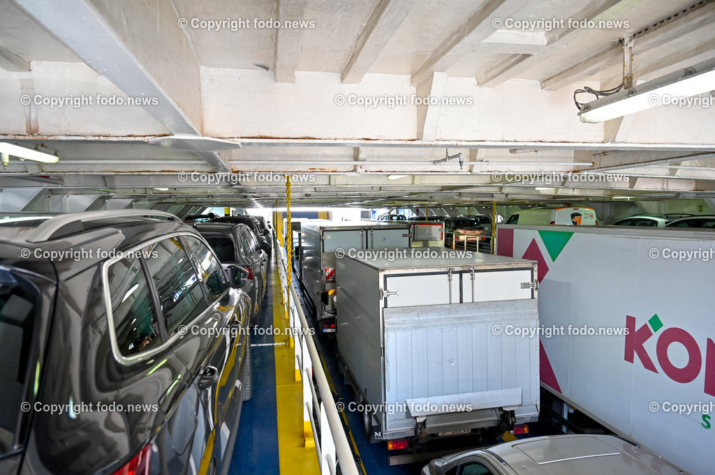 Kroatien_ Bra__ Split_ Faehre_ 09.08.2023-22 | 09.08.2023, Kroatien, HRV, Brač, Insel in Dalmatien im Bild Ueberfahrt auf der Faehre von Brac nach Split, Adria, Meer, Faehre, Trajekt, Ferry, Jadrolinija, Touristen, Urlauber, KFZ auf der Faehre