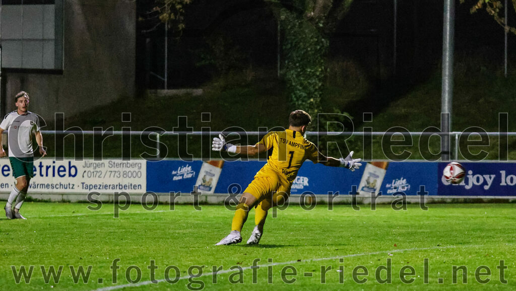 2023-10-13_080_FC_Schwaig_gegen_TSV_Ampfing | Oberding, Deutschland, 13.10.2023:
Fußball, Landesliga Südost 2023 / 2024, 16. Spieltag, FC Schwaig gegen TSV Ampfing, Endergebnis: 3:2

Tor zum 2:0 durch Raffael Ascher (FC Schwaig, #9)
Simon Georgakos (FC Schwaig, #26), Kaan Gülcü (TSV Ampfing, #1)

Foto: Christian Riedel / fotografie-riedel.net