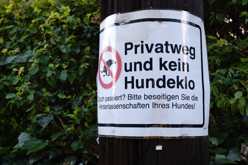Hinweistafel mit Aufschrift Privatweg und kein Hundeklo | Wien, Austria - June 18, 2023: Hinweistafel mit Aufschrift Privatweg und kein Hundeklo. - Realisiert mit Pictrs.com