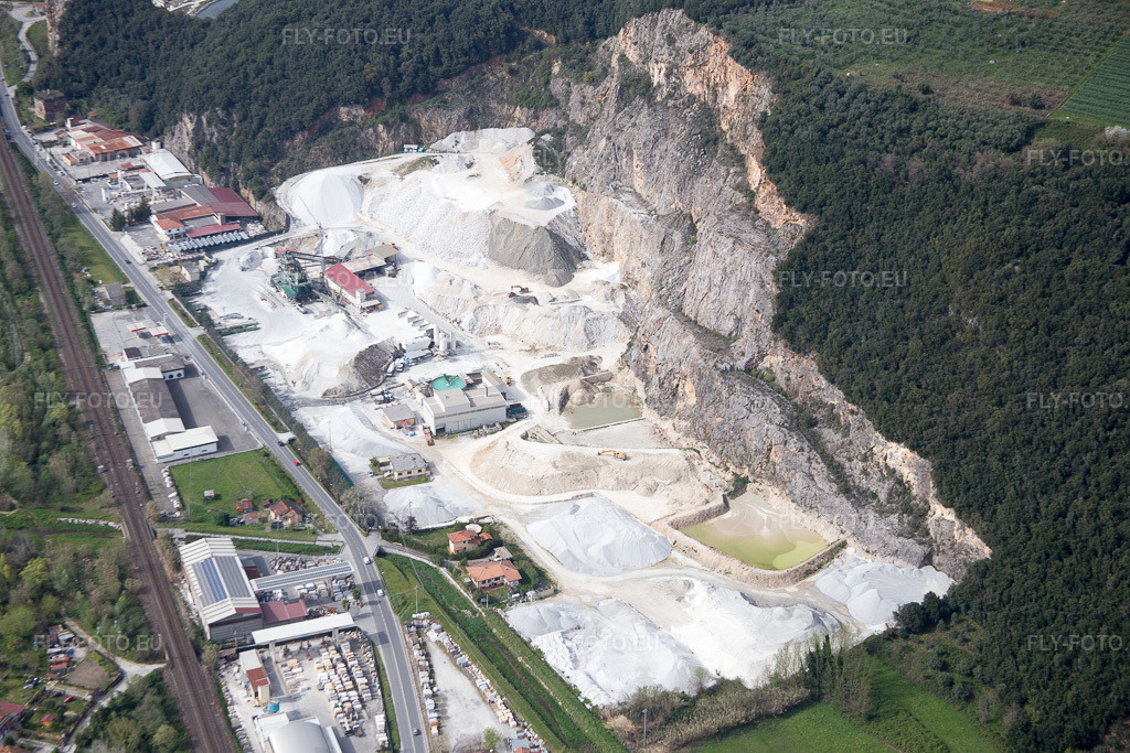 Vue aérienne: Vue de la ville à Pietrasanta dans le département Lucca, Italie – .Photo: IMG_086925.jpg prise le 03/04/2016 par Werner Riehm/FLY-FOTO.eu – Résolution de l'original: 5472 x 3648 px