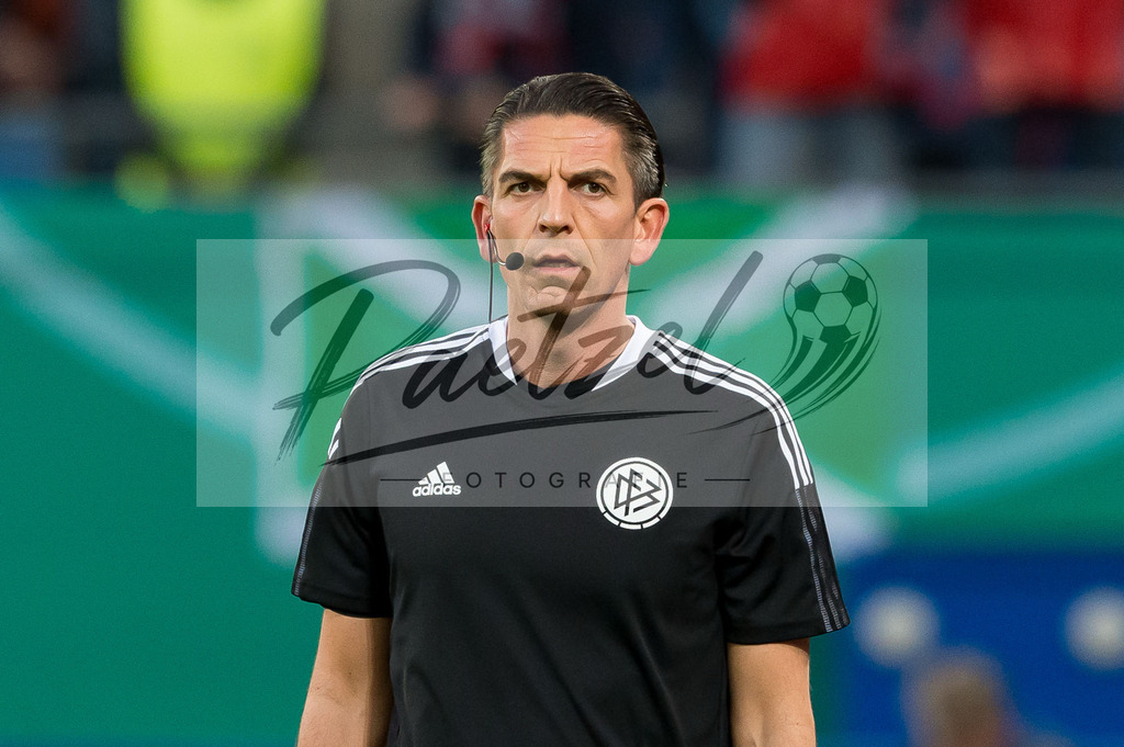 HSVSCF20220419_278 | Fussball, Herren: Referee Deniz Aytekin schaut beim DFB-Pokal-Halbfinalspiel zwischen Hamburger SV und SC Freiburg im Volksparkstadion am 19.04.2022 in Hamburg, Deutschland.DFB / DFL REGULATIONS PROHIBIT ANY USE OF PHOTOGRAPHS AS IMAGE SEQUENCES AND/OR QUASI-VIDEO. - Realisiert mit Pictrs.com