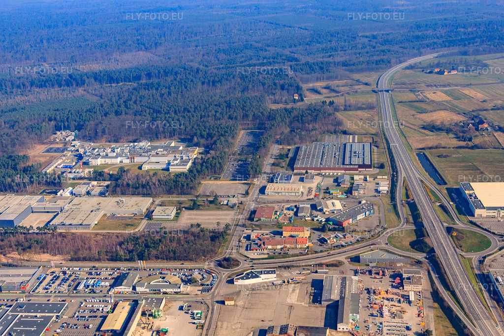 Vue aérienne: Zone industrielle Chim. de la Sandlach avec Siemens SAS, Mars Wrigley, EIE Electrification Industrielle de l'Est SAS et Trumpf Machines Sarl à le quartier Ceinture Forêt Nord in Hagenau dans le département Bas Rhin, France – .Photo: IMG_62828.jpg prise le 09/03/2014 par Werner Riehm/FLY-FOTO.eu – Résolution de l'original: 4752 x 3168 px – Siemens – Global Petcare, Food & Nutrition, and Snacking Brands | Mars, Incorporated – Entreprise d'électricité industrielle et tertiaire à Strasbourg – TRUMPF SE + Co. KG TRUMPF