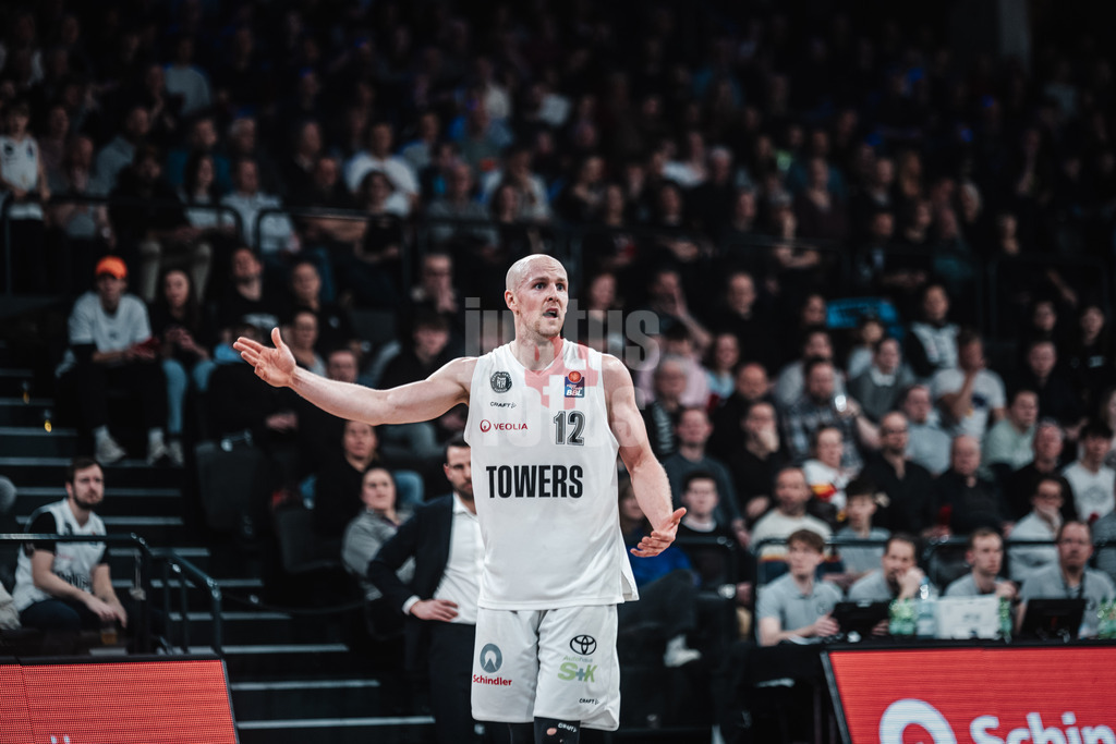 Basketball | Männer | Saison 2023/2024 | easyCredit Basketball Bundesliga | Veolia Towers Hamburg vs. Telekom Baskets Bonn | 03.02.2024 | Seth Hinrichs (#12, Hamburg Towers) verwundert über die Entscheidung des Schiedsrichters