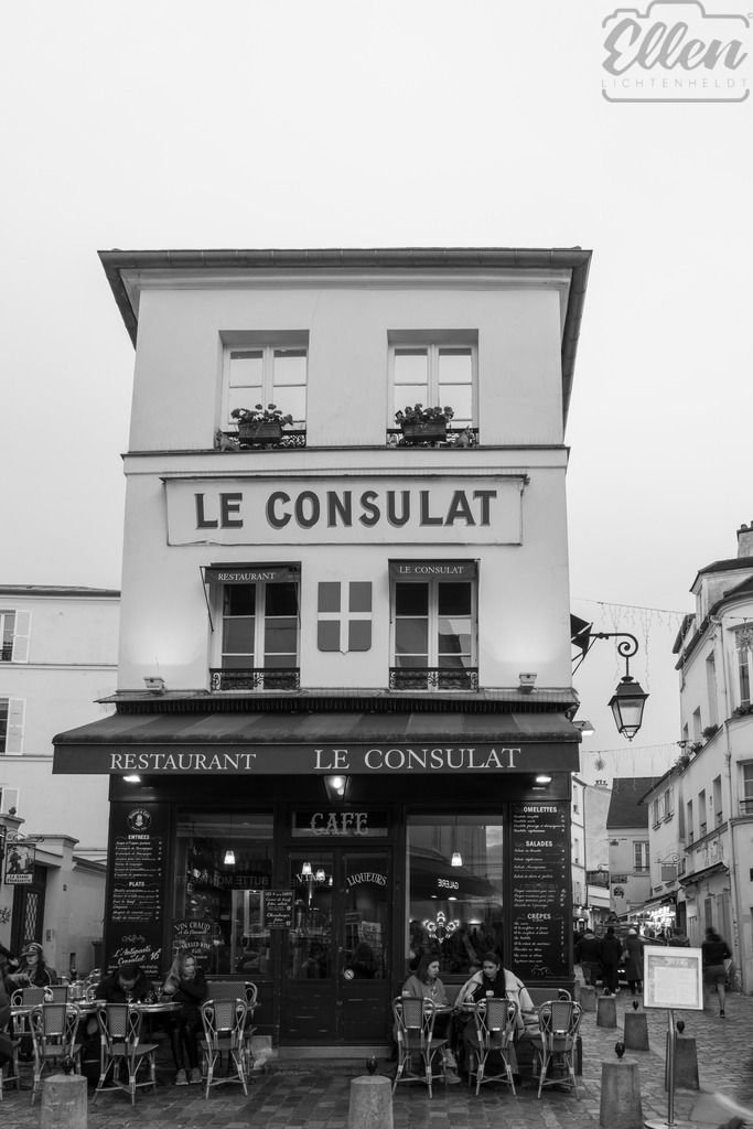 Café Conversations | At Le Consulat in Montmartre, time seems to pause. Between quiet talks and steaming cups, Paris reveals its soul — simple, elegant, and endlessly poetic. - Realisiert mit Pictrs.com
