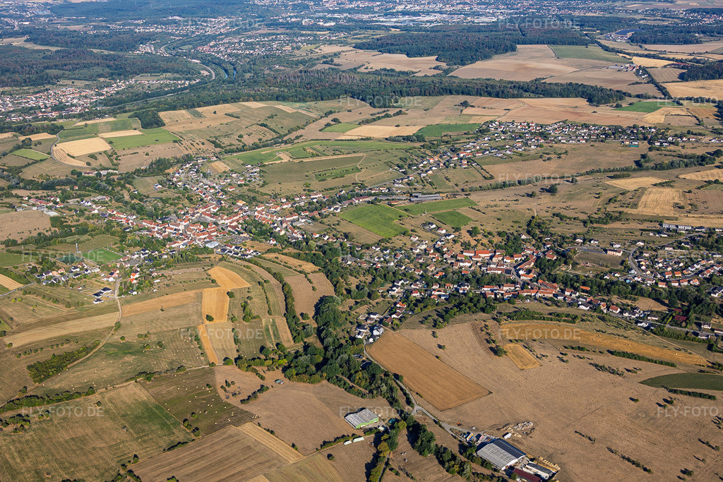 Luftbild: Ortsansicht von Osten in Wiesviller im Bundesland Moselle in Frankreich. – Foto: IMG_158587.jpg vom 14.08.2026 durch Werner Riehm/FLY-FOTO.de – Auflösung des Originals: 6000 x 4000 px