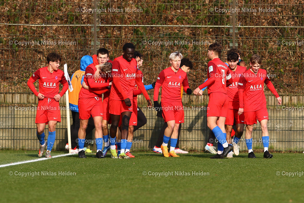 NH_HolsteinKielU19_BlumenthalerSVU19_U19DFBNachwuchsliga_08022025 | #9 Moritz Hüneke (Blumenthaler SV U19) bejubelt zusammen mit seinen Teamkollegen seinen Treffer zum 0:1.Fußball I Junioren I U19 DFB-Nachwuchsliga I Saison 2024-2025 I Hauptrunde Liga B, Gruppa A, 2. Spieltag I Holstein Kiel U19 - Blumenthaler SV U19 I 08.02.2025 I Citti-Fußballpark