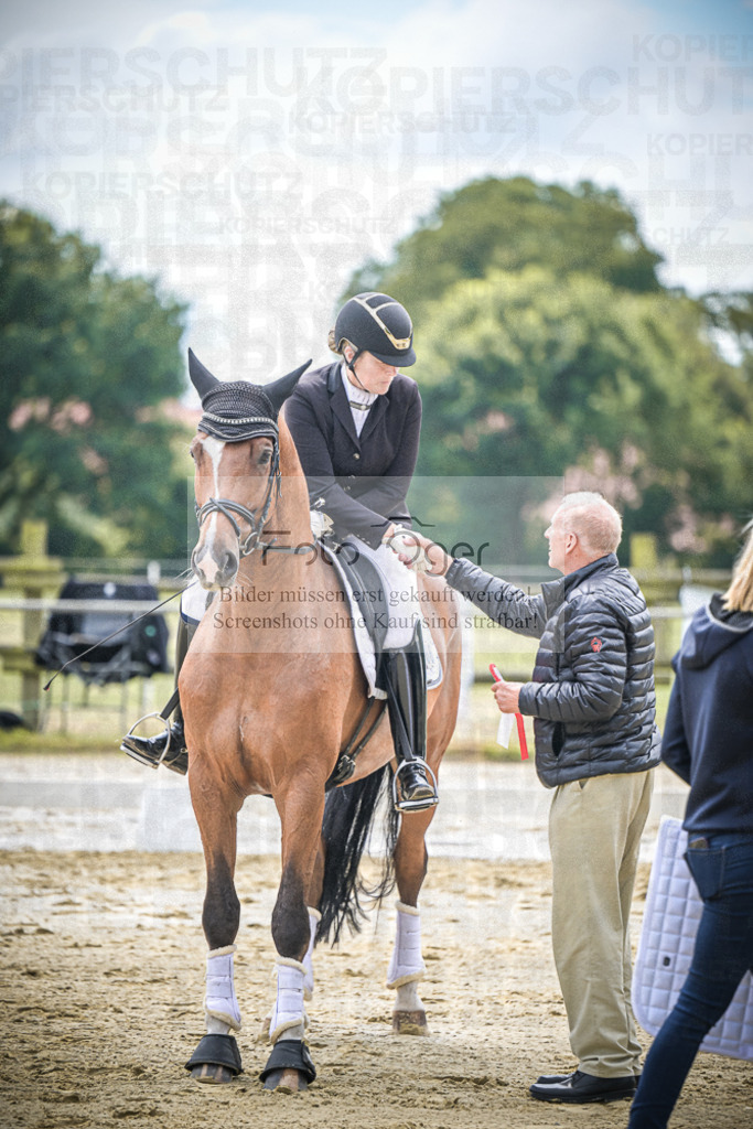 DOS_9919 | Entdecke hochwertige Reitturnierfotos von Foto Oger. Professionell, emotional und authentisch – jetzt Lieblingsmomente im Shop bestellen.Deutschlandweite Turnierfotografie. - Realisiert mit Pictrs.com