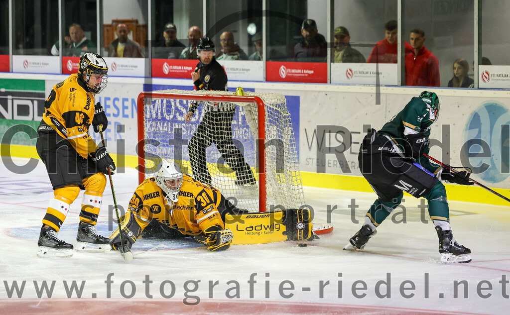 2025-08-22_025_TSV_Erding_gegen_EV_Fuessen | Erding, Deutschland, 22.08.2025:Eishockey, Oberliga Süd 2025 / 2026, Testspiel, TSV Erding gegen EV Füssen, Endergebnis: 1:4Moritz Nerb (EV Füssen, #42), Torwart Timotej Pancur (EV Füssen, #30), Louis Trattner (Erding Gladiators, #7)Foto: Christian Riedel / fotografie-riedel.net