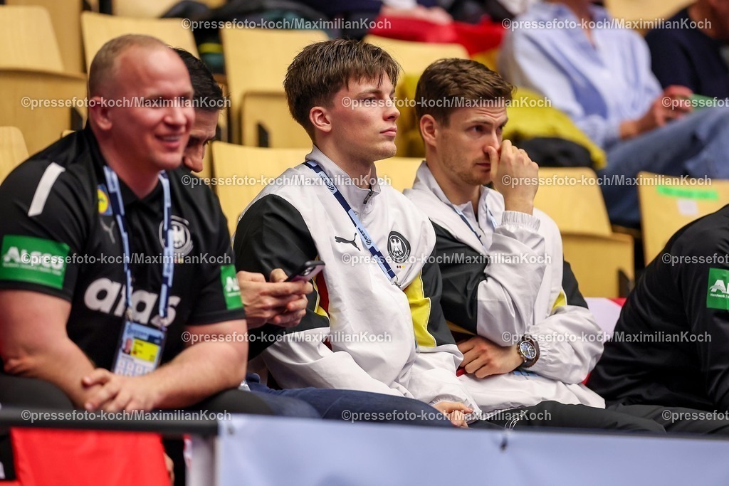 EHF15012602041 | 15.01.2026, Handball, Men's EHF EURO 2026, Deutschland - Östereich, Jyske Bank Boxen in Herning, Dänemark, Preliminary Round:  Nils Lichtlein (Germany #03) sitzt verletzt auf der Tribüne