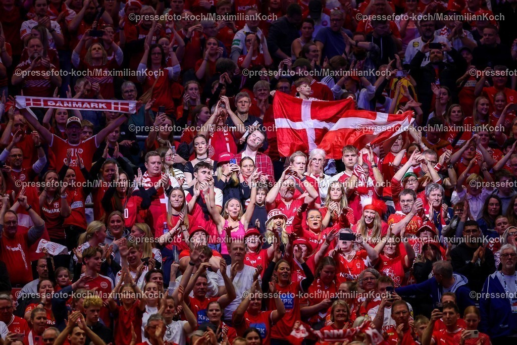 EHF26012603118 | 26.01.2026, Handball, Men's EHF EURO 2026, Deutschland - Dänemark, Jyske Bank Boxen in Herning, Dänemark, Main Round: Zuschauer Fans Handballfans jubelnd auf der Tribüne 